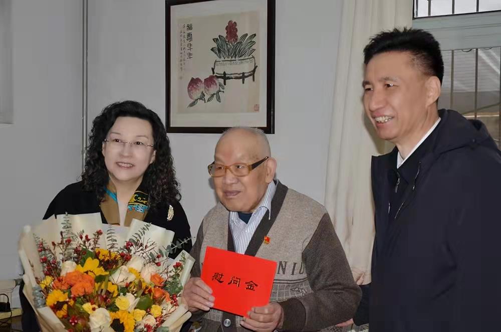济南产发集团党委副书记、总经理黄蓓走访慰问离休老干部、老党员