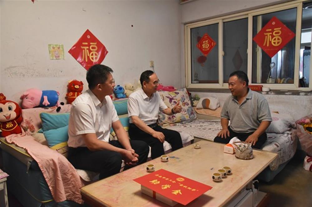 金秋助学，情暖人心 济南市总工会领导走访慰问集团 困难职工及子女